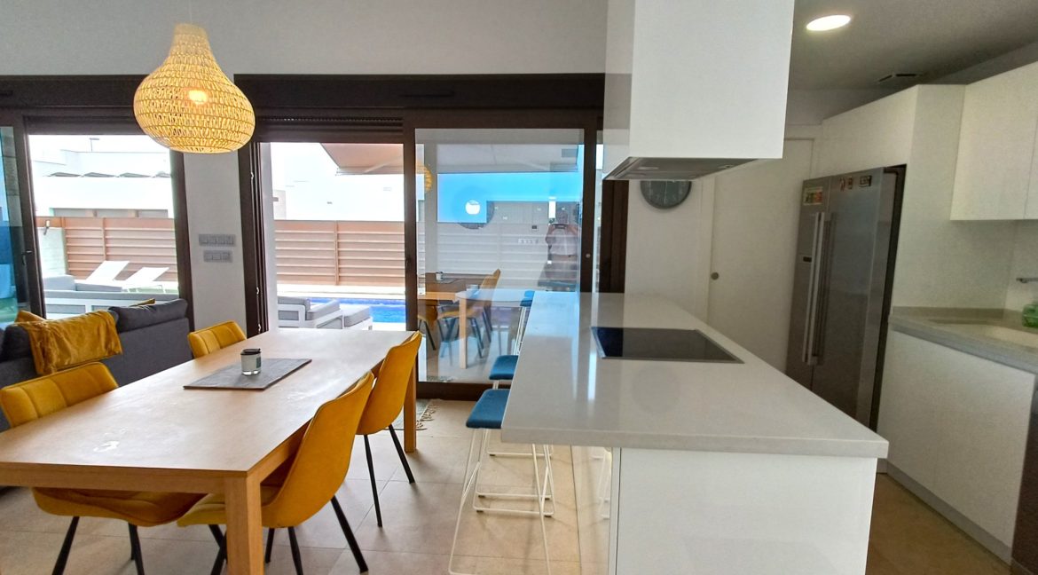 10699_stunning_modern_villa_050625163916_kitch_2