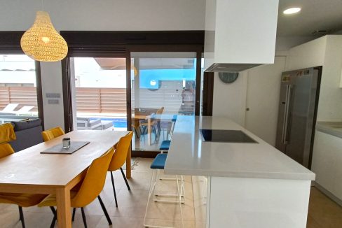 10699_stunning_modern_villa_050625163916_kitch_2
