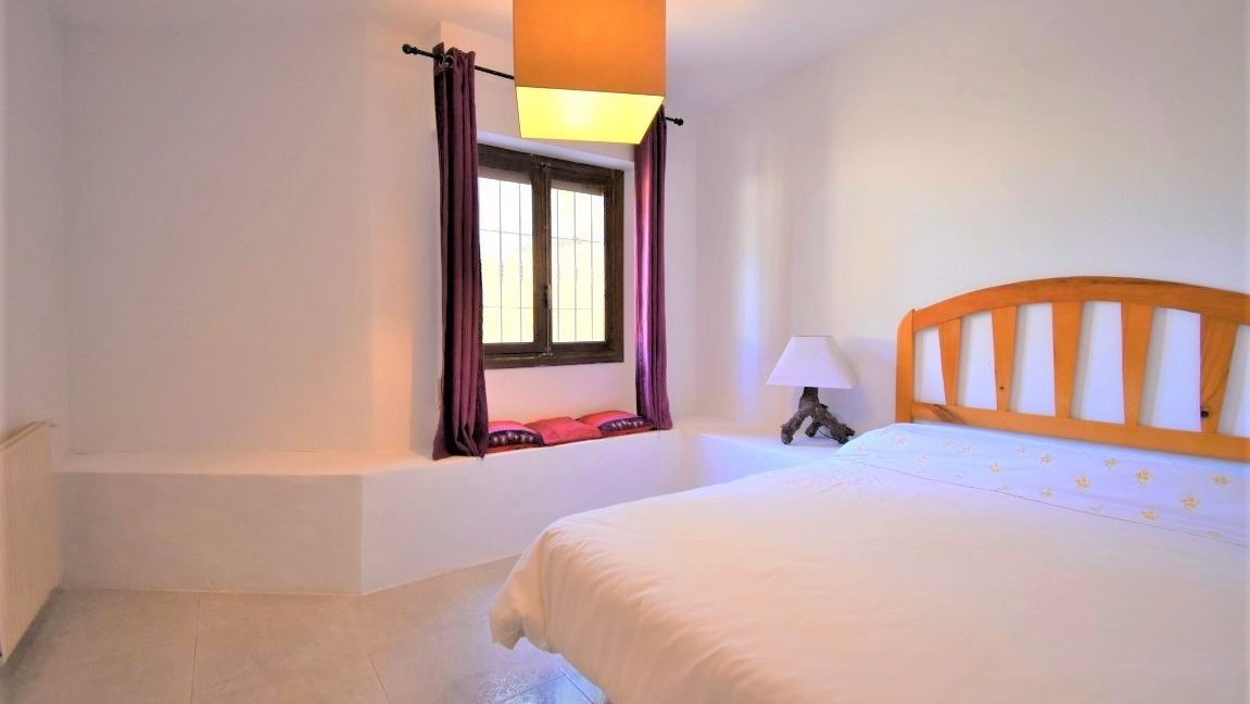 12OC1706Bed2