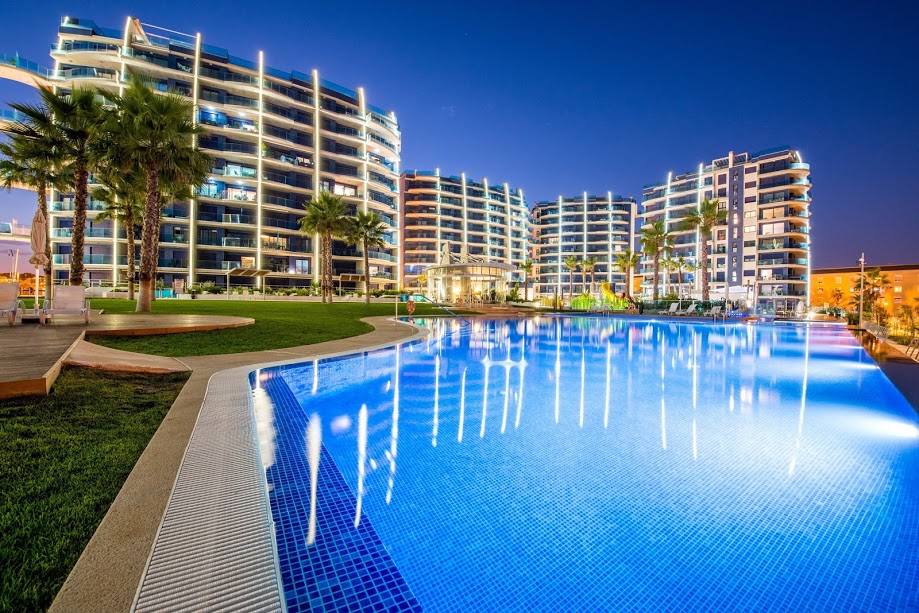 692a1467e2d10_piscina-nocturna