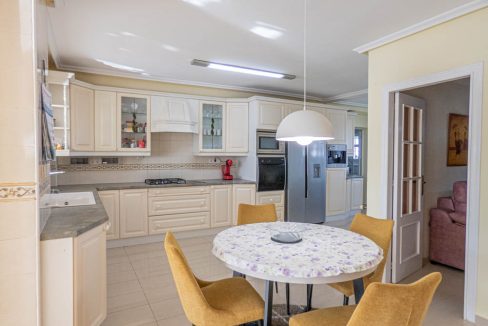 8093_stunning_reformed_countryside_villa_051024103115_p1210332
