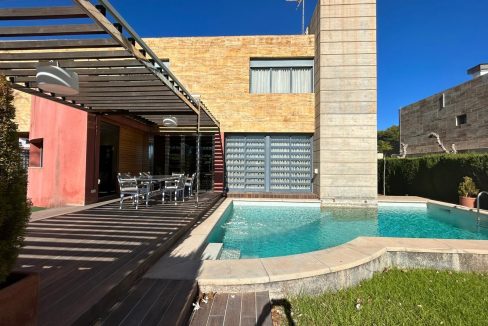 o_1jbi9gfqa11d310k11rkd1bt6tgg26